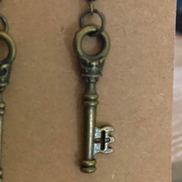 Antique style look bronze key dangle earrings - Picture 3 of 4